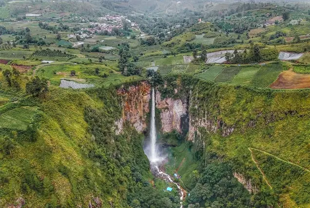 Tour Medan Danau Toba 4D3N Air Terjun Sipisopiso